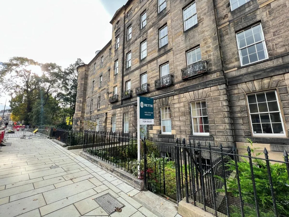 Spacious Flat Sleeps 8 Near Princes Street EDI Edinburgh