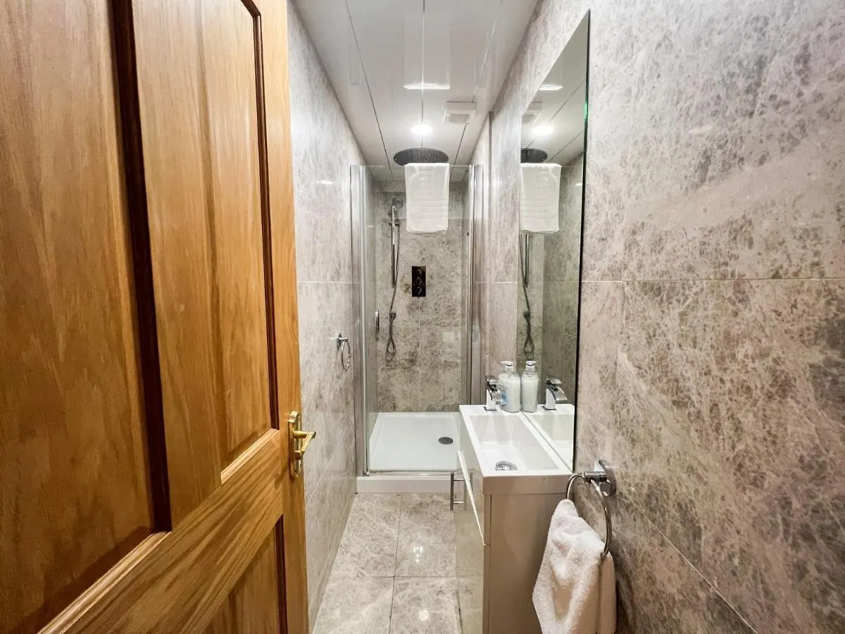 Spacious 2BR Flat Sleeps 8 Princes Street Edimburgo Apartamento