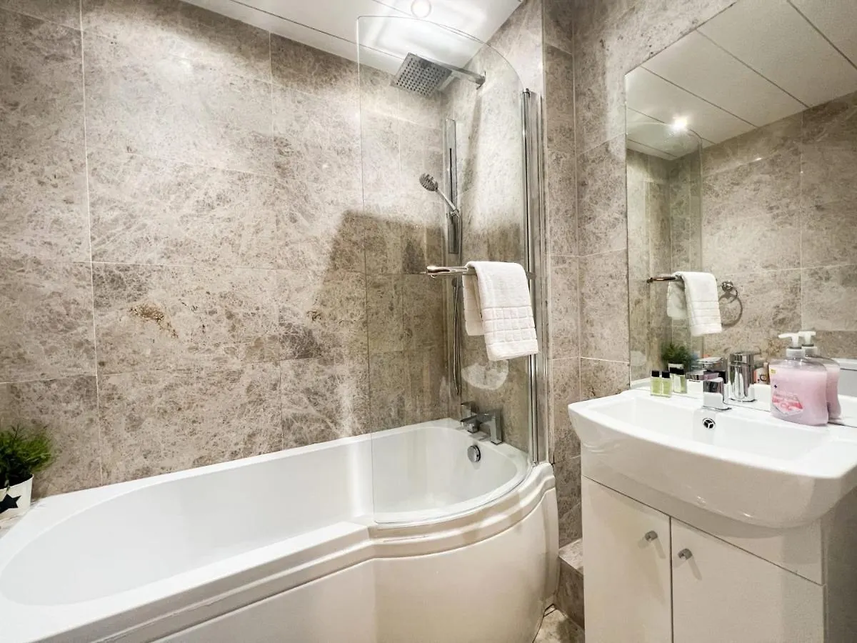 Apartamento Spacious 2BR Flat Sleeps 8 Princes Street Edimburgo