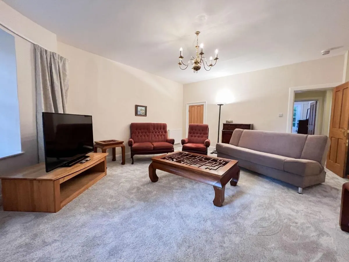 Spacious Flat Sleeps 8 Near Princes Street Edinburgh 0*,  United Kingdom