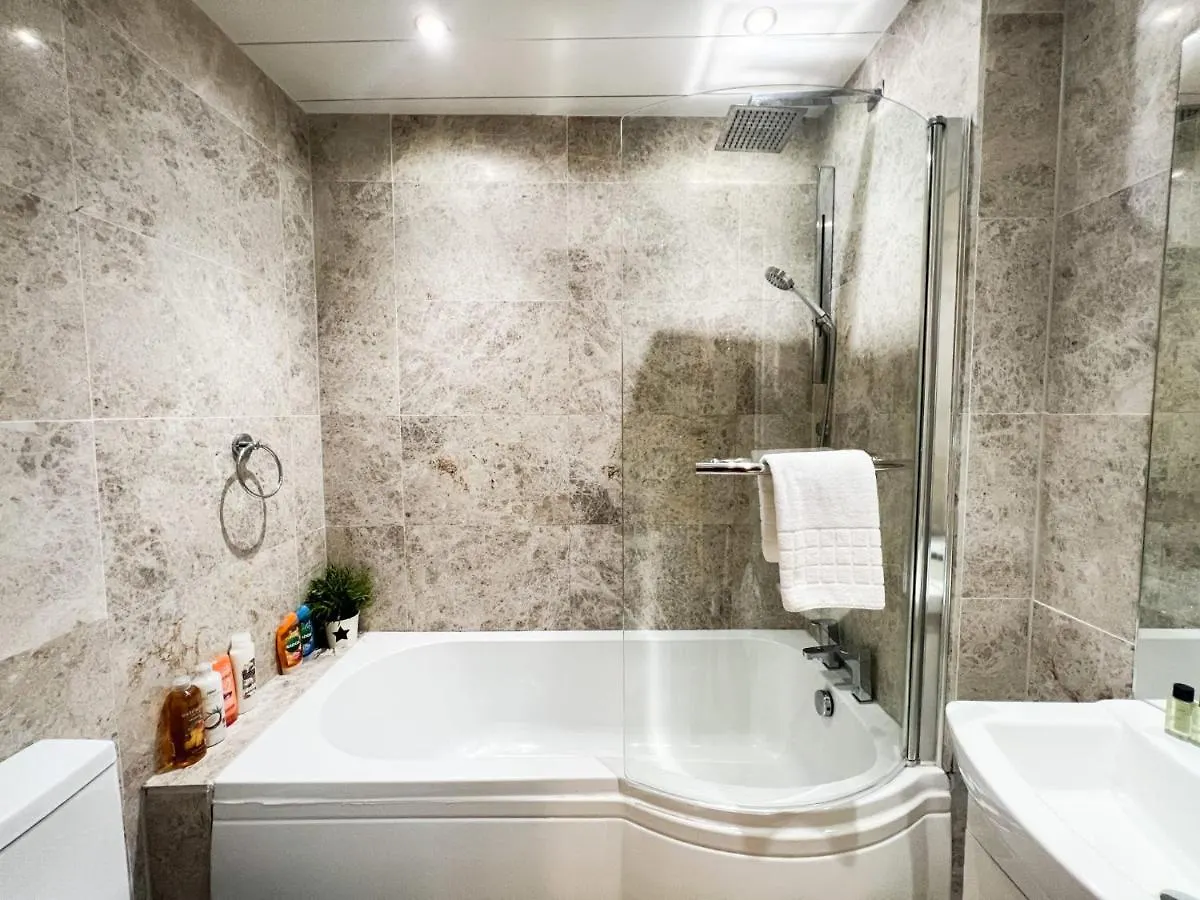 Spacious Flat Sleeps 8 Near Princes Street Edinburgh