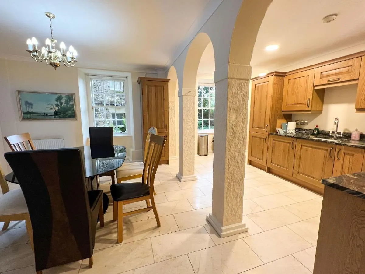 Spacious Flat Sleeps 8 Near Princes Street Edinburgh