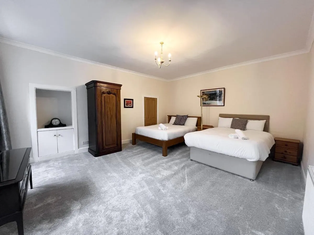 Spacious Flat Sleeps 8 Near Princes Street Edinburgh 0*,  United Kingdom