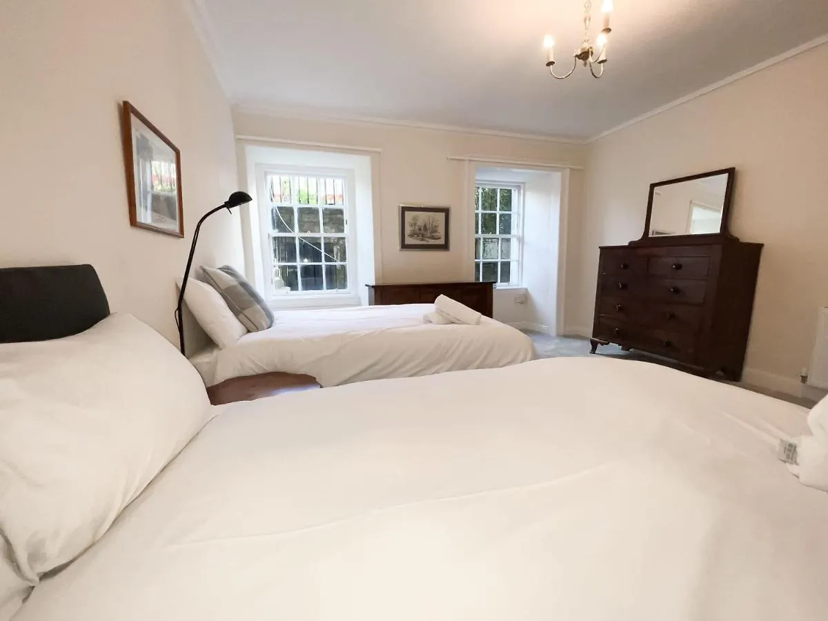 Spacious Flat Sleeps 8 Near Princes Street Edinburgh 0*,  United Kingdom