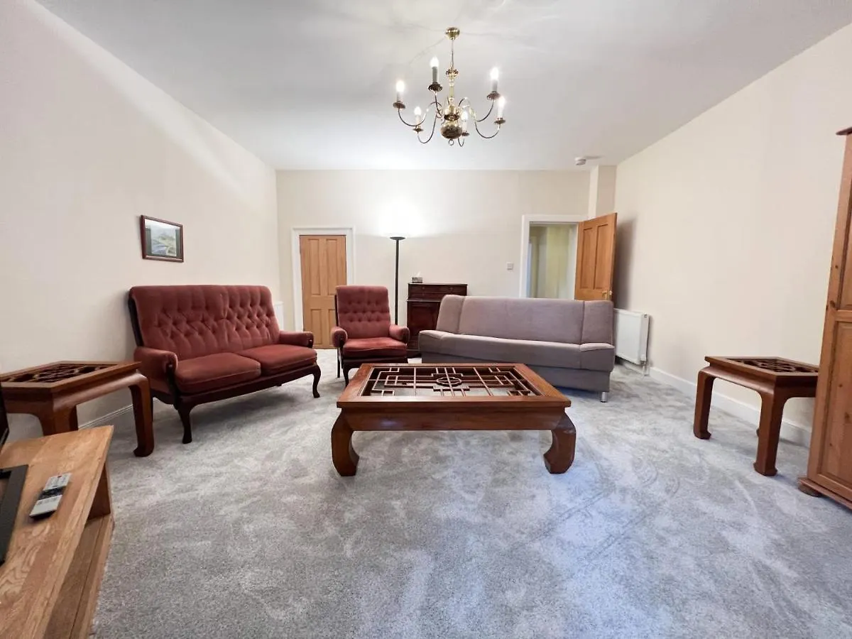 Spacious Flat Sleeps 8 Near Princes Street Edinburgh Apartment
