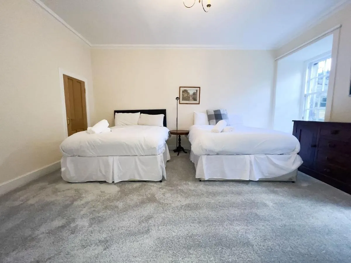 Spacious Flat Sleeps 8 Near Princes Street Edinburgh